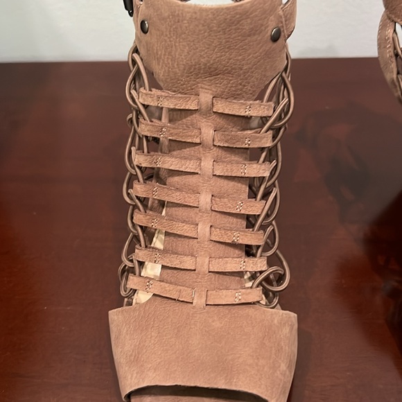 Vince Camuto VC-EVEL Smoke Taupe Silk Goat Tublar Ela Size 7.5 - Picture 11 of 16